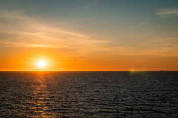 Atardecer sobre el mar.