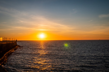 Atardecer sobre el mar.
