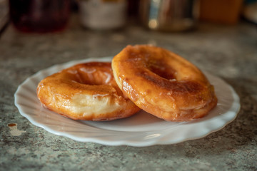 Donuts caseros en plato blanco