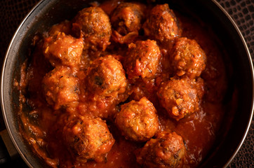 Albóndigas veganas de lentejas con salsa de tomate.