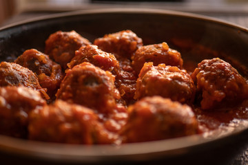 Albóndigas veganas de lentejas con salsa de tomate.
