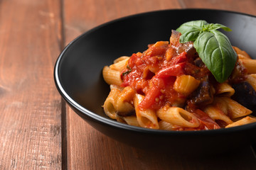 Delizioso piatto di pasta con salsa alle melanzane, Cucina Italiana