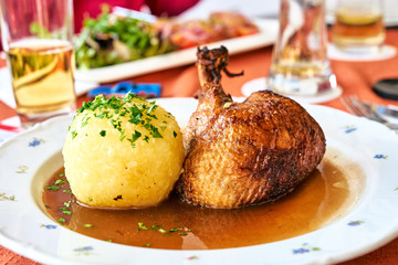 Gegrillte Ente mit Kartoffel Knödel aus Bayern Biergarten