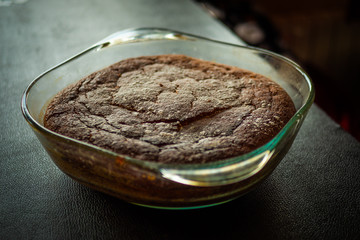 Bizcocho de zanahoria y chocolate en recipiente de cristal.