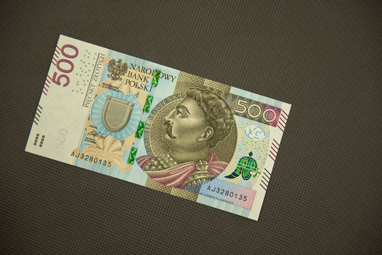 banknot pięćsetzłotowy leżący na szarym tle