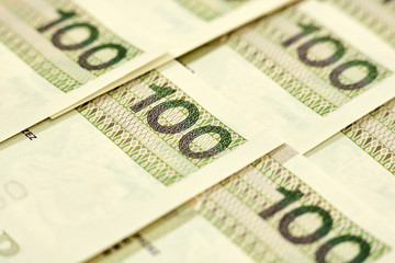 Równo ułożone banknoty o nominale sto złotych