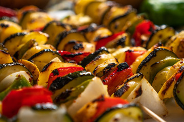 Brochetas de verduras a la plancha.