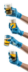 Varias manos con guantes de l&aacute;tex sujetando una cerveza
