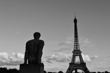 Statue Et Tour Eiffel