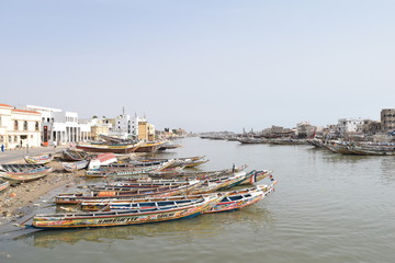 Barcas paradas en el puerto. Medio de vida en entorno amenazado