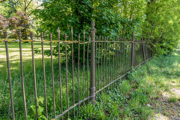 Maroder historischer schmiedeeiserner Zaun