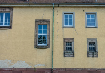 Fototapeta na wymiar Gebäudeschäden am Altbau