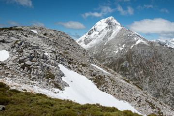 Pico Espigüete, con una altitud de 2450 m, en el Parque Natural Montaña Palentina, en la cordillera Cantábrica. 