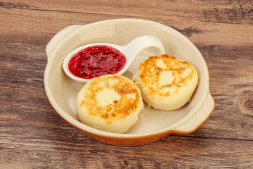 Cottage cheese pancakes with strawberry jam