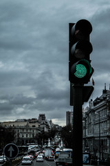 Semáforo en verde en el centro de una ciudad