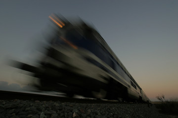 Locomotora en movimiento, al anochecer. Línea ferroviaria Chinchilla-Cartagena, en Calasparra (Murcia-España).