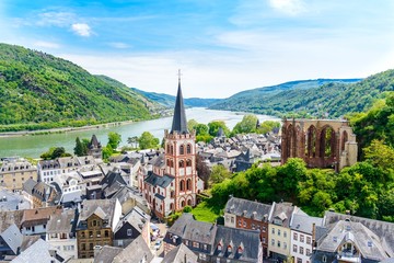 Obraz premium Bacharach am Rhein. Small town on the Upper Middle Rhine River (Mittelrhein). Beautiful aerial panoramic Postcard view. Rhineland-Palatinate (Rheinland-Pfalz), Germany. UNESCO
