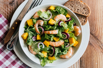 Salade avec des crevettes fraiches de l'avocat et des oignons rouge - Repas sain et équilibré