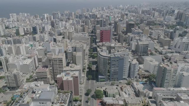 Vista a&eacute;rea y tilt down o aterrizaje de drone sobre la avenida Benavides. La avenida se encuentra vacia por el toque de queda de la pandemia del Corona Virus