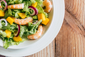Fototapeta na wymiar Salade avec des crevettes fraiches de l'avocat et des oignons rouge - Repas sain et équilibré