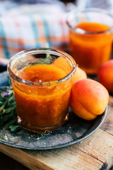 Confiture d'abricots fait maison dans un bocal en verre