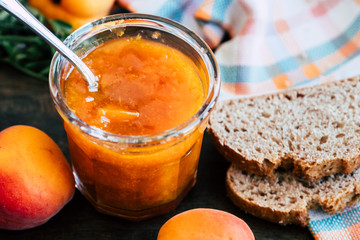 Confiture d'abricots fait maison dans un bocal en verre