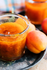 Confiture d'abricots fait maison dans un bocal en verre