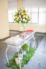 yellow flower arrangement for wedding
