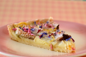 Torta de figo com flores dos alpes