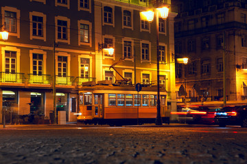 Plakat famous yellow tram at illuminated street in Lisbon 
