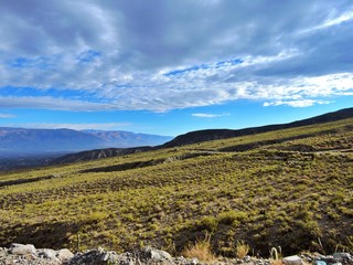 PAISAJE ENTRE MONTAÑAS
