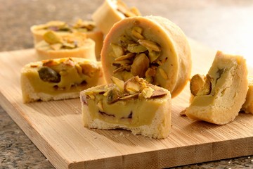 Torta de Pistache com geleia de cereja