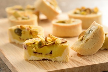 Torta de Pistache com geleia de cereja