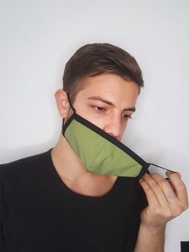 ragazzo si scatta un selfie mentre indossa la mascherina come prevenzione per il coronavirus