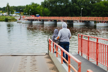 Mother and son wait for the closure of the pontoon bridge