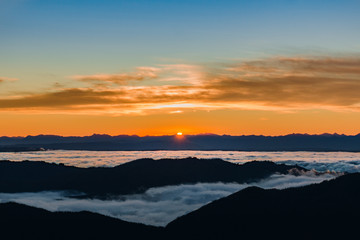 Un nuevo amanecer en cordillera de Los Andes, desde las alturas de Loncoche, Chile.