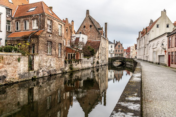 Naklejka na ściany i meble Buildings around channels and bridge in Bruges