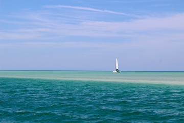 Obraz premium Sailboat on the turquoise ocean