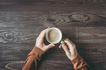 カフェオレを飲む人