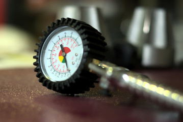 Manometer to measure pressure. BAR and PSI scales.
