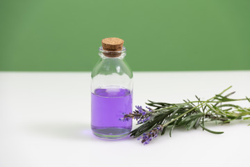 Tarro de cristal con aceite esencial y flores de lavanda