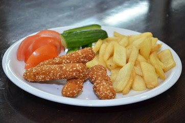 chicken nuggets with chips