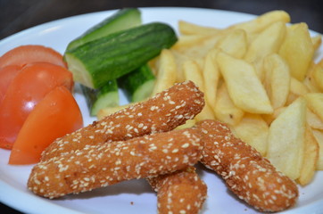 chicken nuggets with chips