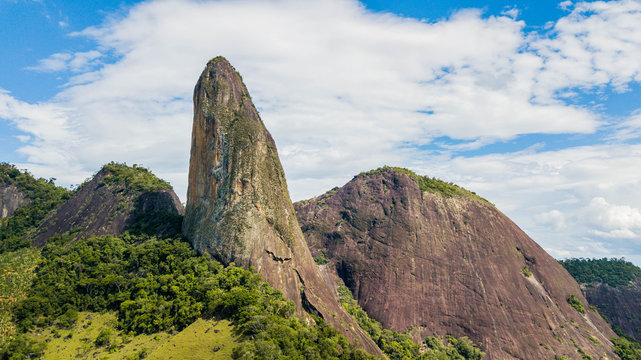 Pedra do Itabira - Beautiful stone mountains in Cachoeiro de Itapemirim, Esp&iacute;rito Santo, Brazil