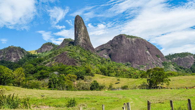 Pedra do Itabira - Beautiful stone mountains in Cachoeiro de Itapemirim, Esp&iacute;rito Santo, Brazil
