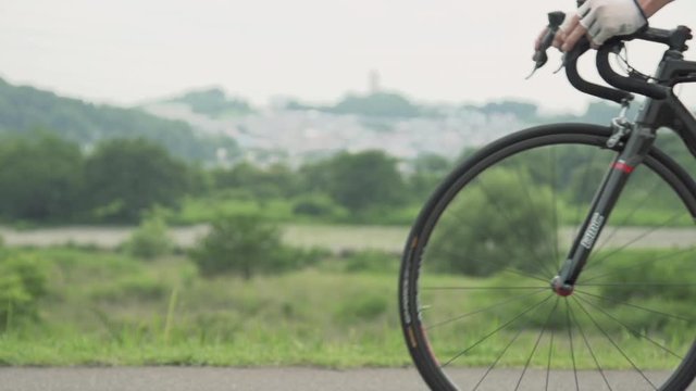 目の前を通過する自転車