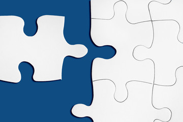 Obraz premium Matching puzzle piece on blue background. Successful decision, solution of problem.