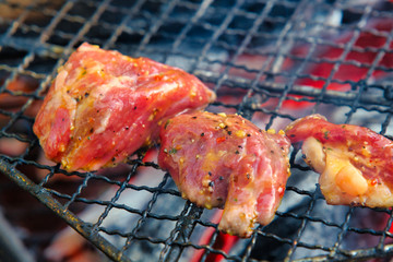 バーベキュー肉料理　燃える炎