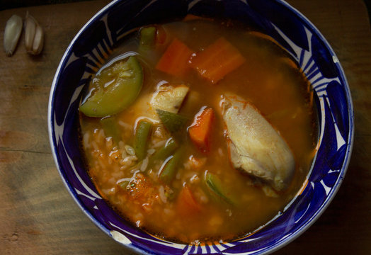 CALDO DE POLLO