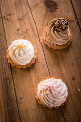 Vanilla, chocolate and berry zephyr tarts